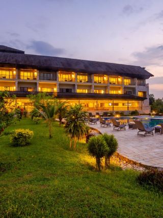 🌟 Chitwan's Charm: Top Hotel Picks! 🐘✨