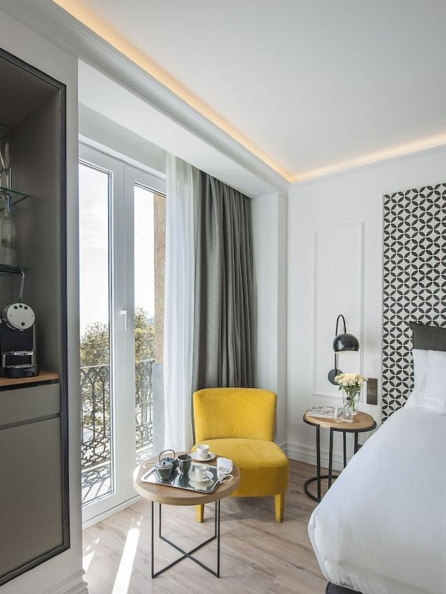 🌟 Barcelona's Best: Serras Hotel's Chic Comforts 🌟