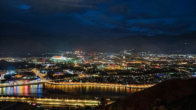 登上了拉薩4200m的南山公園