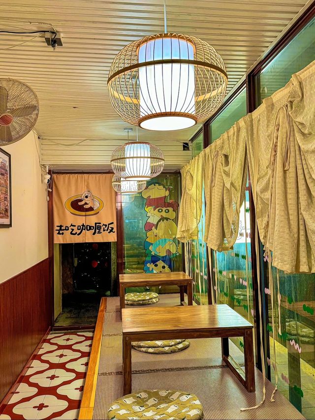 長春桂林路｜蠟筆小新主題的日式食堂。真的太可愛了 環境及餐食滿滿的蠟筆小新風格 肥牛咖喱。