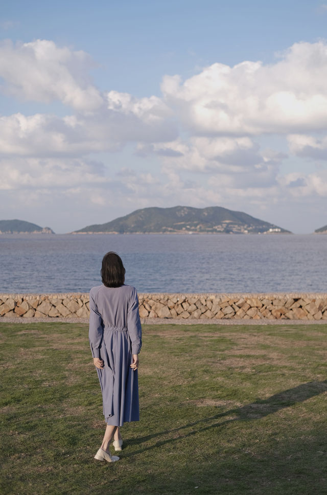 落日時分，鹹鹹海風吹向礁石和漁村。