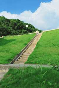 發現白雲山通向雲端的路和藍天白雲合影。