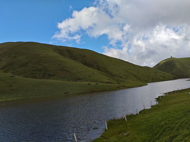 藍天白雲，陽光普照。山花浪漫，河水清清。