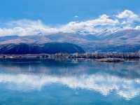 遼闊明淨透亮雪山湖泊。