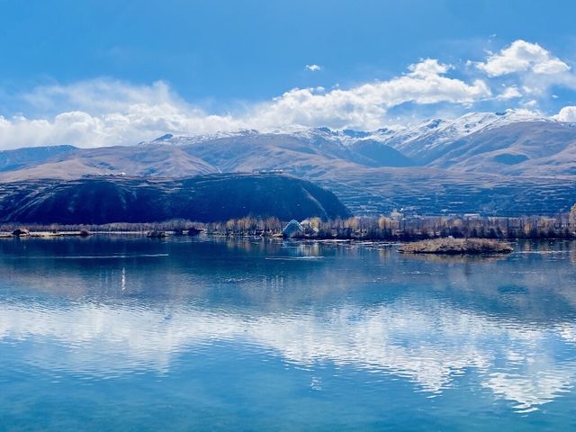 遼闊明淨透亮雪山湖泊。