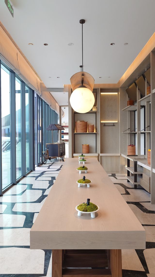 新開的成都世園瀑布美憬閣酒店，仿佛住進了美術館。
