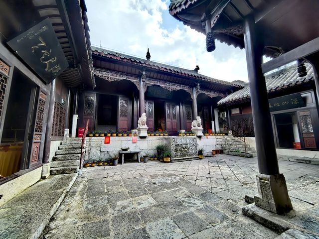 石山頂上的寺院，安順天台山伍龍寺。