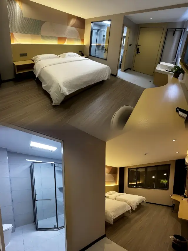 Wuhan!! Jianghan Road!! The hotel my friend chose is so comfortable, right on Jianghan Road. 