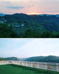 群山雲海環繞的峽谷民宿
