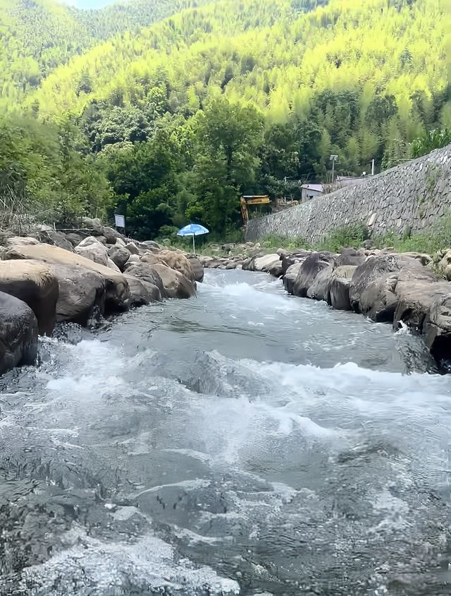 安吉深溪峽谷漂流