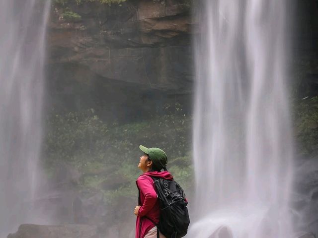 น้ำตกห้วยหลวง อุบลราชธานี ราชาน้ำตกแห่งอีสานใต้