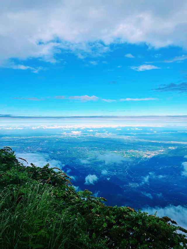 四川峨眉山·金頂｜雲海佛光，一眼入魂