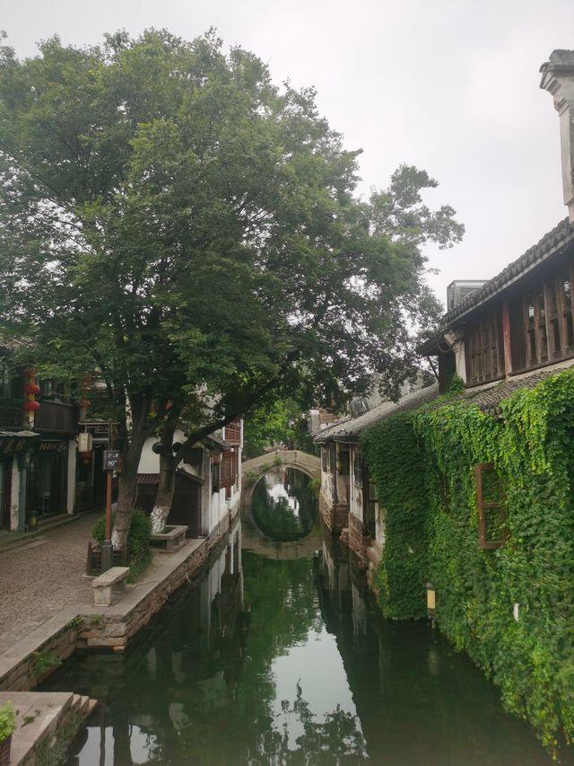 去周莊水鄉打開時光隧道，三天漫遊千年古鎮，每一幀都是水墨畫卷般的美  住宿Tips： 牆裂安利