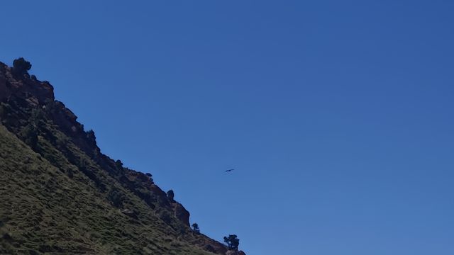 喺西北嘅旅途中，德令哈呢座被戈壁環繞嘅小城總俾人無限遐想。有人話呢度係詩嘅城市，有人話呢度係荒涼嘅終點，