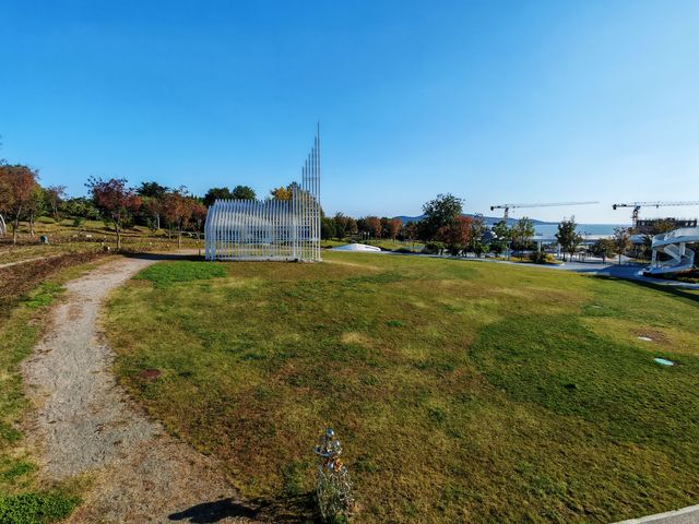 在粉紅疊翠中遠眺劉公島