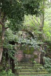 跟我一起去:巴人石頭城