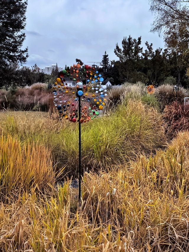 空中步廊俯瞰花草描繪的彩色大地。