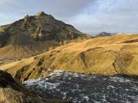 冰島有多層梯級瀑布的斯科加瀑布