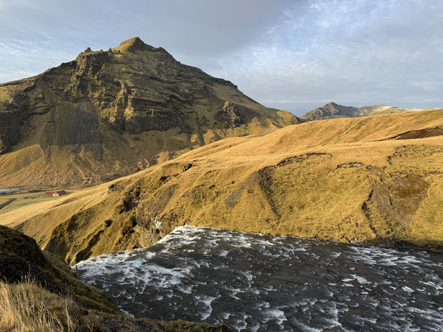 冰島有多層梯級瀑布的斯科加瀑布