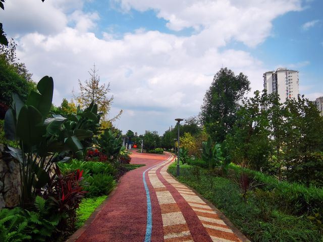雨過天晴的自貢鳶山公園 雨過天晴的自貢鳶山公園