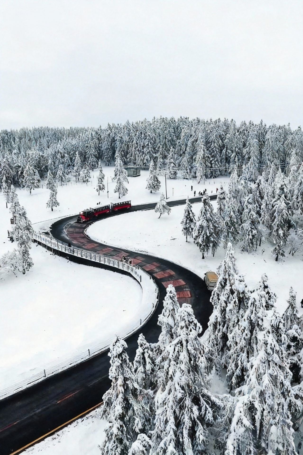 It's like a fairy tale snow scene, absolutely stunning here!