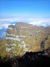 雲霧繚繞龍頭山