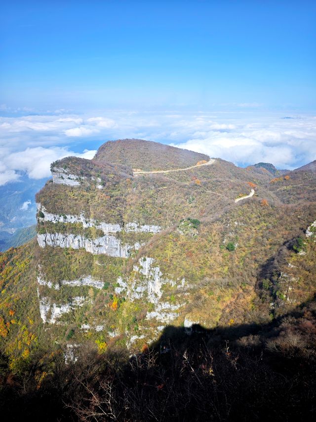 雲霧繚繞龍頭山