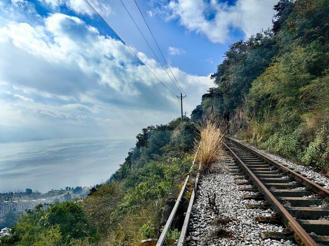 在昆明陽宗海旁竟然藏著一條停用的百年米軌鐵路 在昆明陽宗海旁竟然藏著一條停用的百年米軌鐵路
