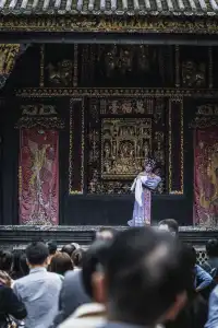 坐在祖廟的紅牆下，我拍到了佛山的魂。