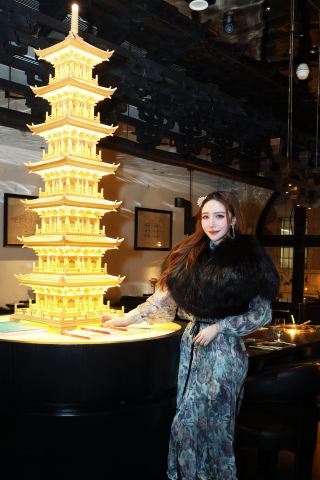 Help! I accidentally swallowed an entire ancient building while eating on the Bund!