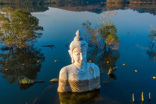 タイ東部の奇観を探検、パドルボードで水中の大仏と出会う！ | Trip