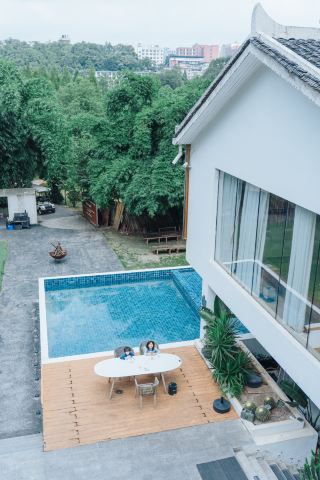 In Huaxi, Guiyang! This hotel beats the Ten-Mile River Beach