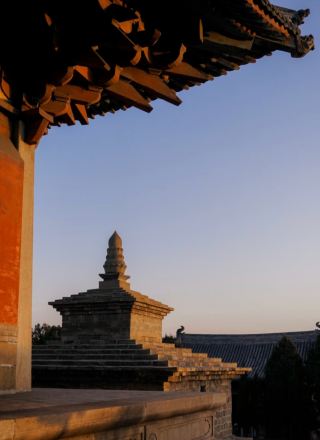 唐代には、仏舎利を納めた仏塔と石塔が寺院に建てられ、宋代には法興寺と改名され、元覚堂が再建された。1970年代には、石炭採掘のため寺院の敷地が水没した。