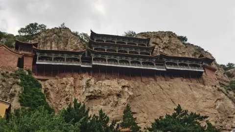 浑源の懸空寺よりも古い懸空寺——大同聖泉寺 — traveler post in 広霊