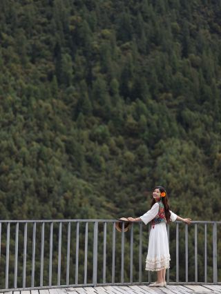 四川省西部|温泉と雪を冠した山々を楽しみながら、満天の星空と月明かりに照らされた影を堪能しよう