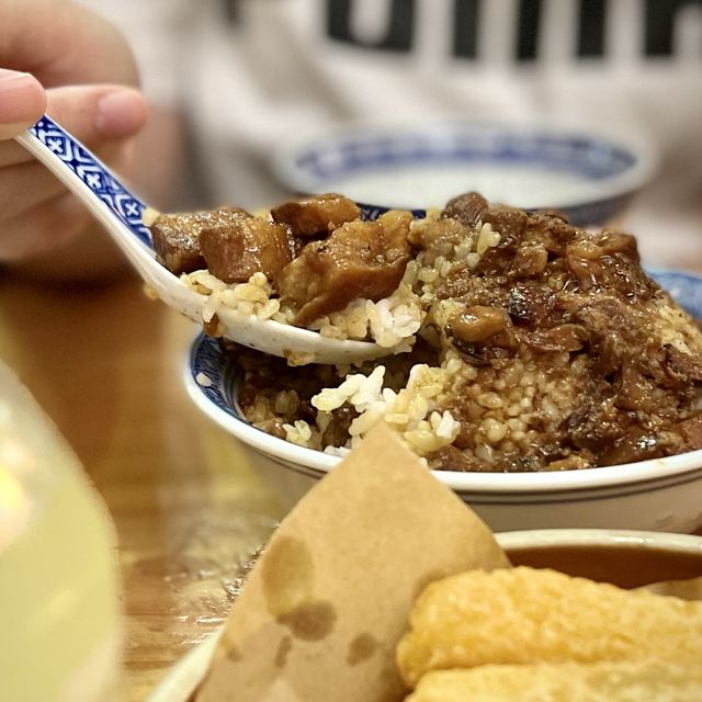 📍香港觀塘｜龍鳳號 · 古式古香正宗人氣抵食魯肉飯🐲