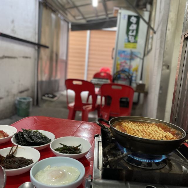 【明洞/ソウル】裏路地食堂でキムチチゲ食べる
