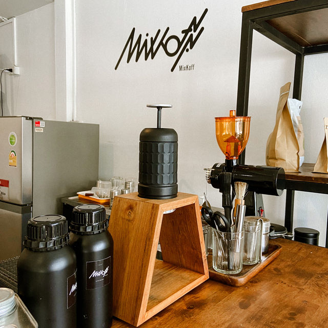 MixKoff ร้านกาแฟแนว slow bar สุดเท่ ☕️