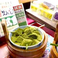 梅田「芭蕉庵」有一個超好玩的石臼體驗活動，可以自己動手用石臼磨黑豆，製作美味的黑糖蕨餅