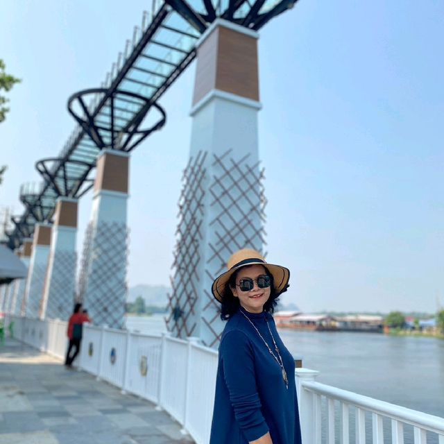 สะพานกระจกเมืองกาญจนบุรี​