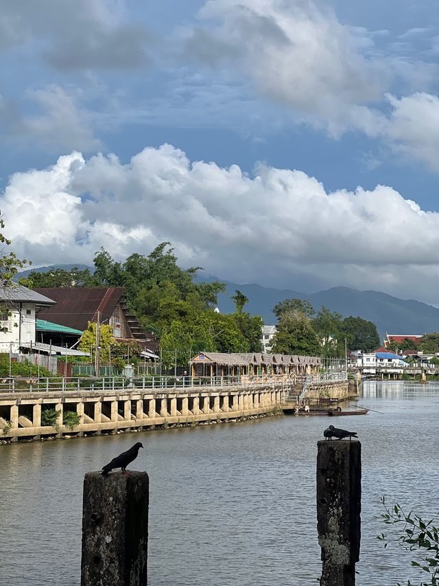 ร้านยินดี ริมน้ำ วิวโบสถ์คริสต์ 