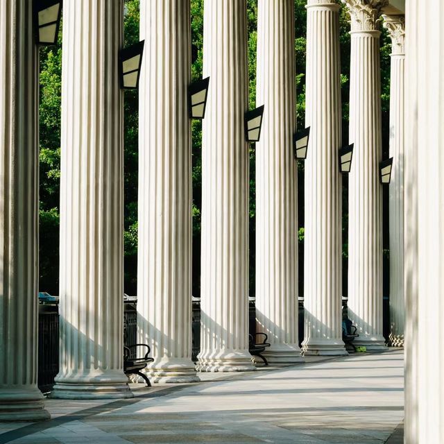 🏛️🌳 新橋市民廣場～羅馬拱廊下的休憩天堂！🏛️🌳🌇