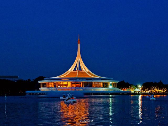 บรยากาศยามค่ำคืน
"งานพรรณไม้งามอร่ามสวนหลวง ร.9 "