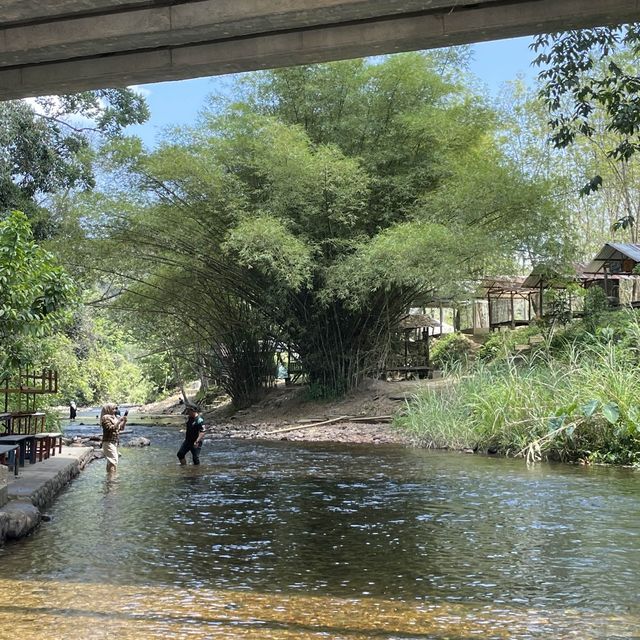 ENJOY KAMPUNG FOOD IN RIVER?! WHY NOT!