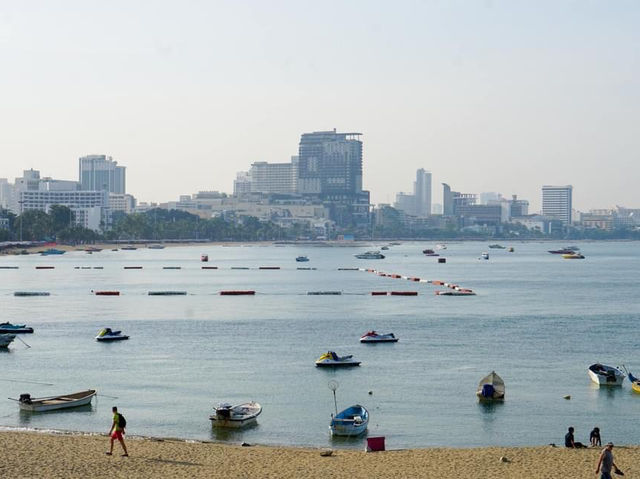 Dusit Thani Pattaya ที่พักสวยริมหาเพัทยา