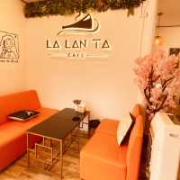 มาหากาแฟดื่มที่ La Lan Ta Cafe 🍵 บางพระ| Trat