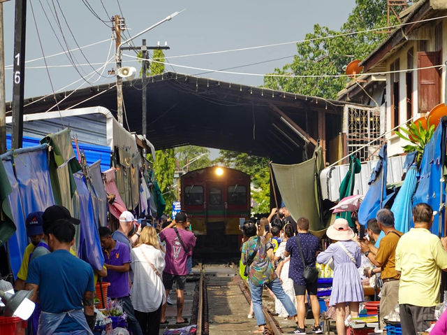 ตลาดร่มหุบแม่กลอง 🚂🚂