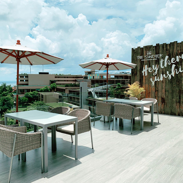 คาเฟ่วิวทะเลสุดปัง The Sundeck ภูเก็ต