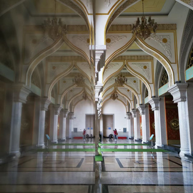 「吉隆坡AIMST Mosque：宗教與文化交流的聖殿，尋求內心寧靜和平衡！」