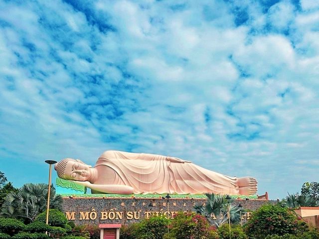 Visit Vinh Trang Temple